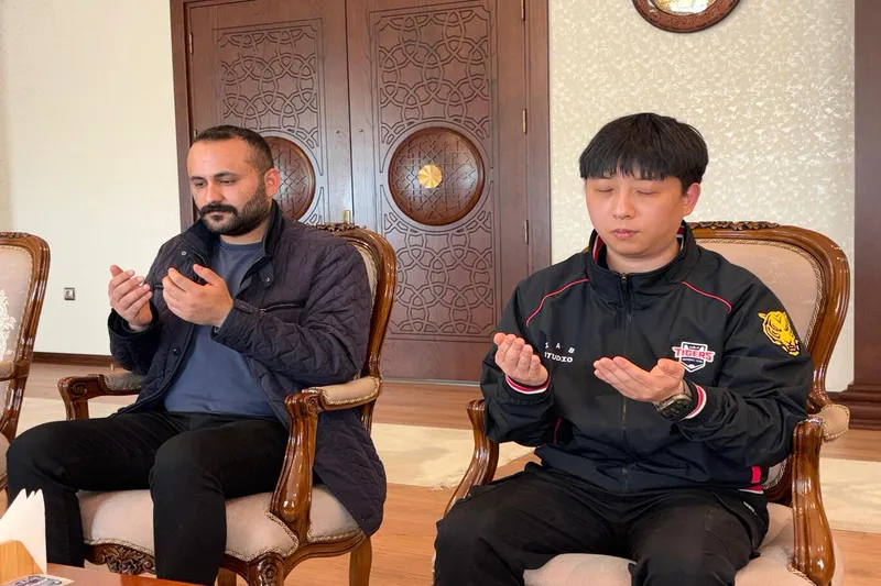 Güney Koreli Minwoo Adana’da Müslüman oldu