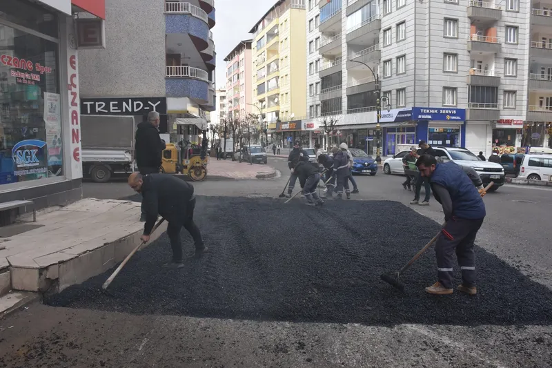Siirt’te asfalt ve yol bakım çalışmaları aralıksız sürüyor
