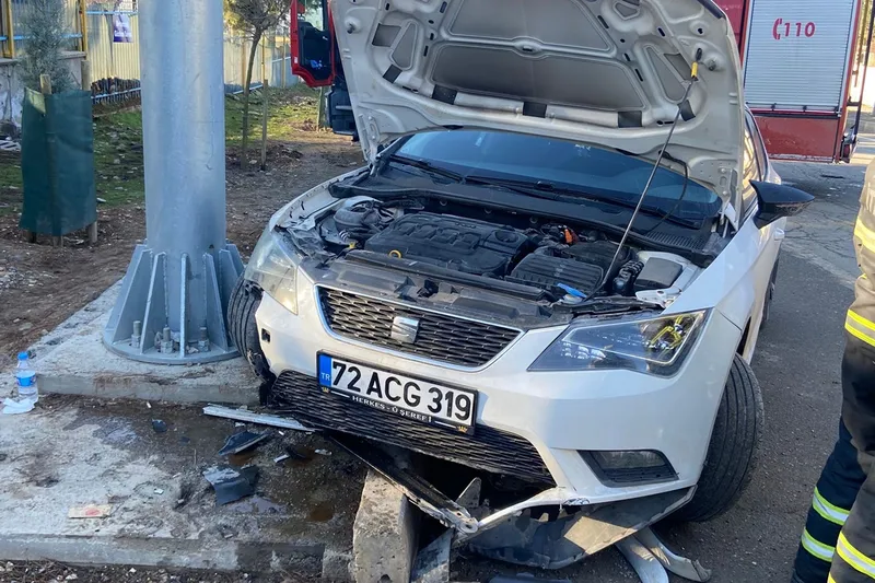  Batman'da otomobil direğe çarptı: 1 yaralı