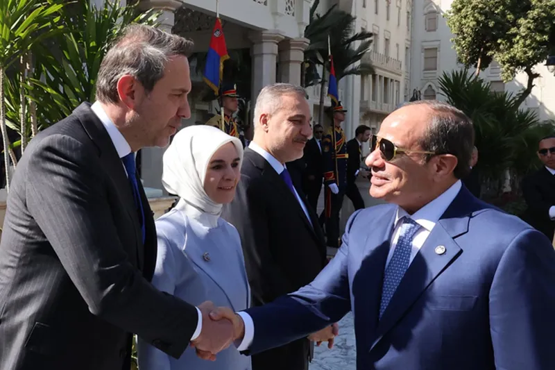 Cumhurbaşkanı Erdoğan Mısır'da havalimanında Sisi tarafından karşılandı