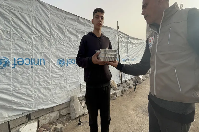 Yetimler Vakfı’ndan Berat Gecesi’nde Gazze’de sıcak yemek dağıtımı