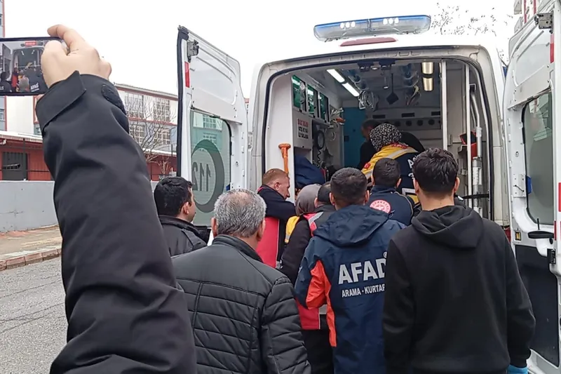 Restoranda tehlikeli anlar: havalandırma boşluğuna düşen genç kız ölümden döndü