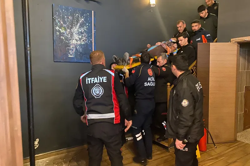 Restoranda tehlikeli anlar: havalandırma boşluğuna düşen genç kız ölümden döndü