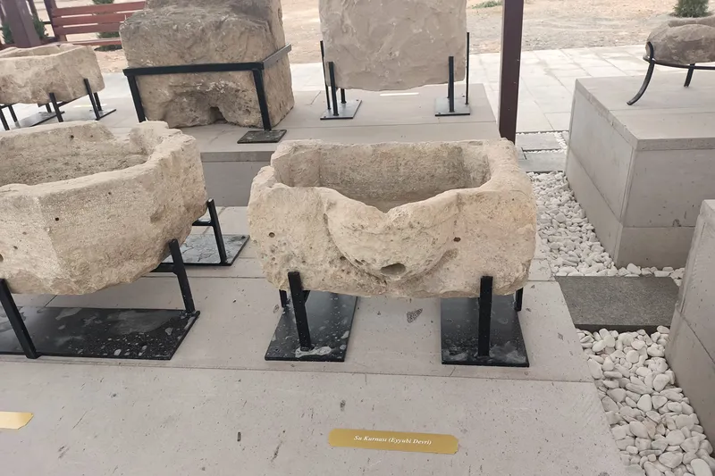 Hasankeyf Müzesi bahçesinde taş eserler ziyaretçilerini bekliyor