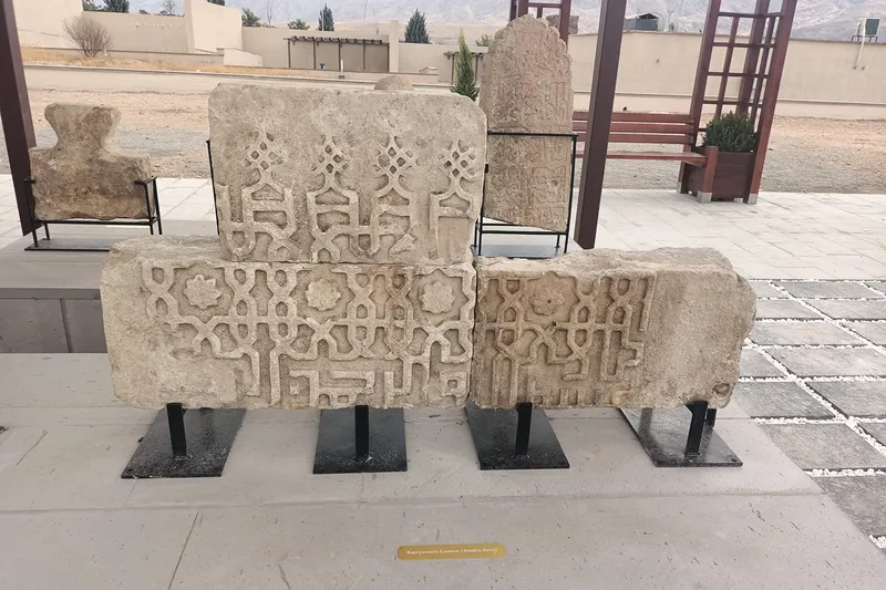 Hasankeyf Müzesi bahçesinde taş eserler ziyaretçilerini bekliyor