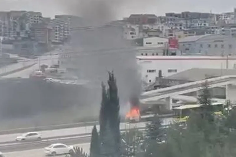 Bursa’da hareket halindeki kamyonet alev aldı