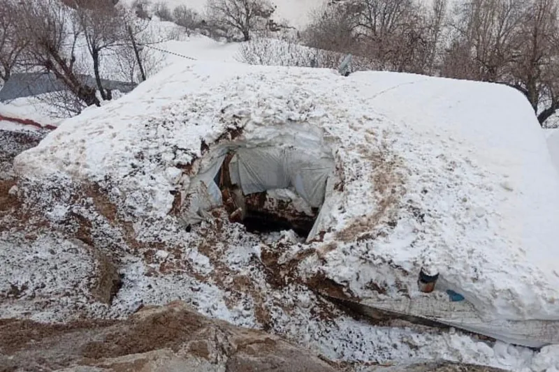 Batman'da heyelan evin üzerine düştü