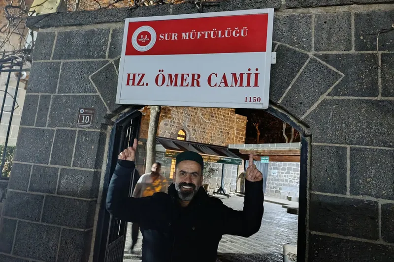 Her gün farklı bir camide ibadet ediyor