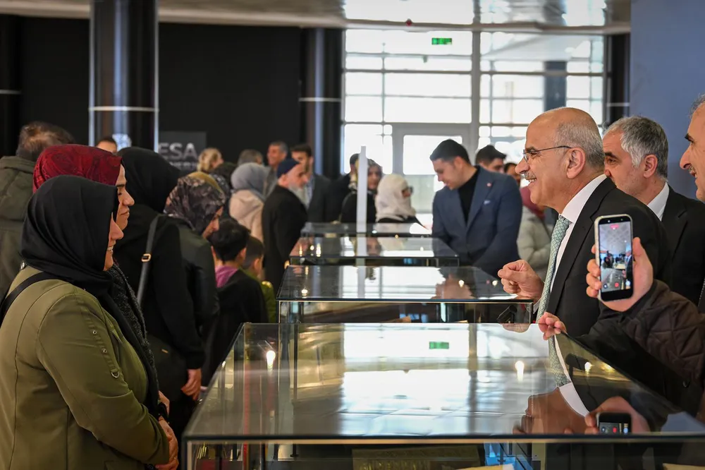 Malatyada Kutsal Emanetler ve Vakıf Eserleri Sergisi'ne yoğun ilgi