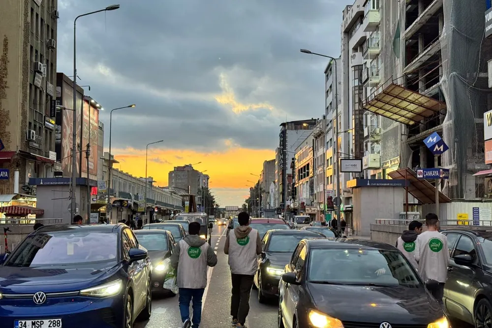 İzmir'de HÜDA PAR Gençlik Kolları, trafikte iftariye dağıttı