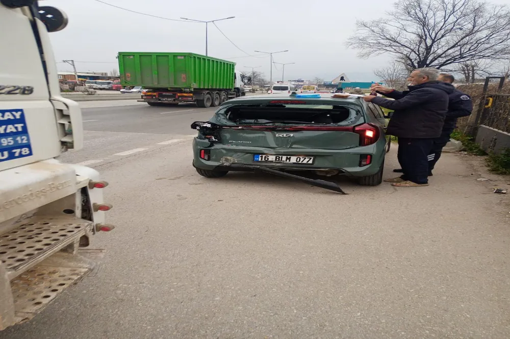 Bursa'da hafriyat kamyonu otomobile çarptı: Bir kişi yaralandı