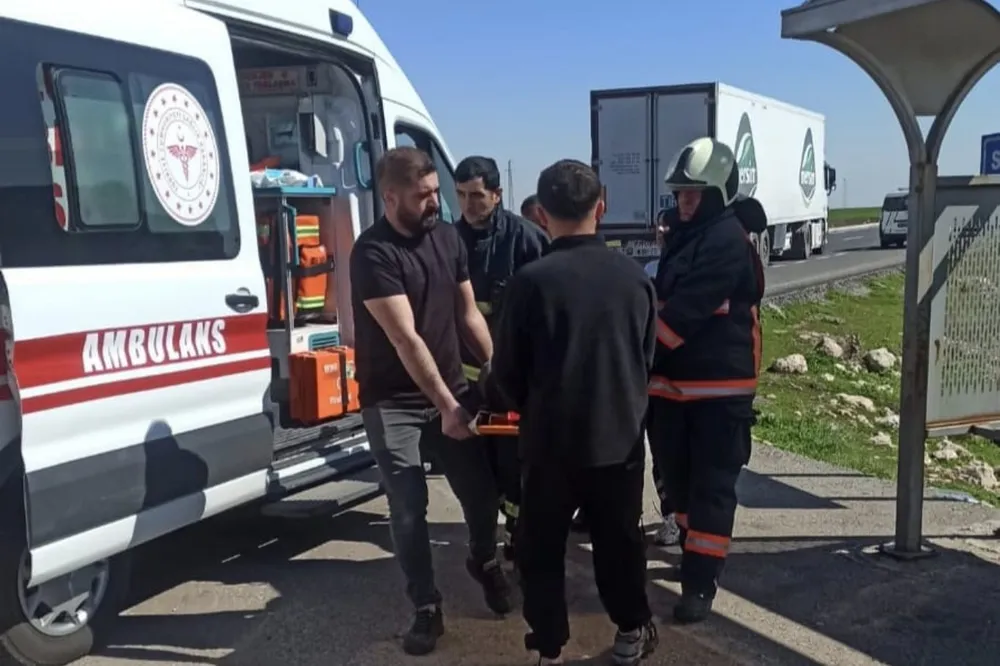 Mardin’de iki otomobil çarpıştı: 3 yaralı