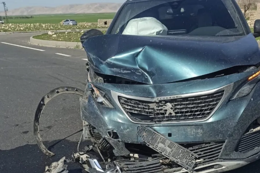 Mardin’de iki otomobil çarpıştı: 3 yaralı