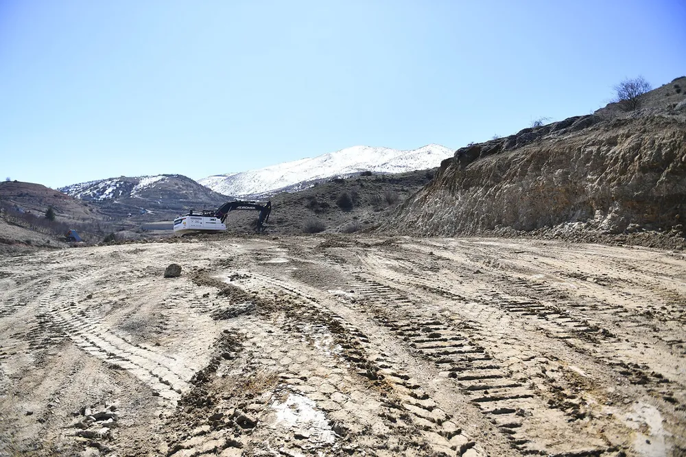 Malatya'nın kırsal mahallesinde yeni yol çalışması
