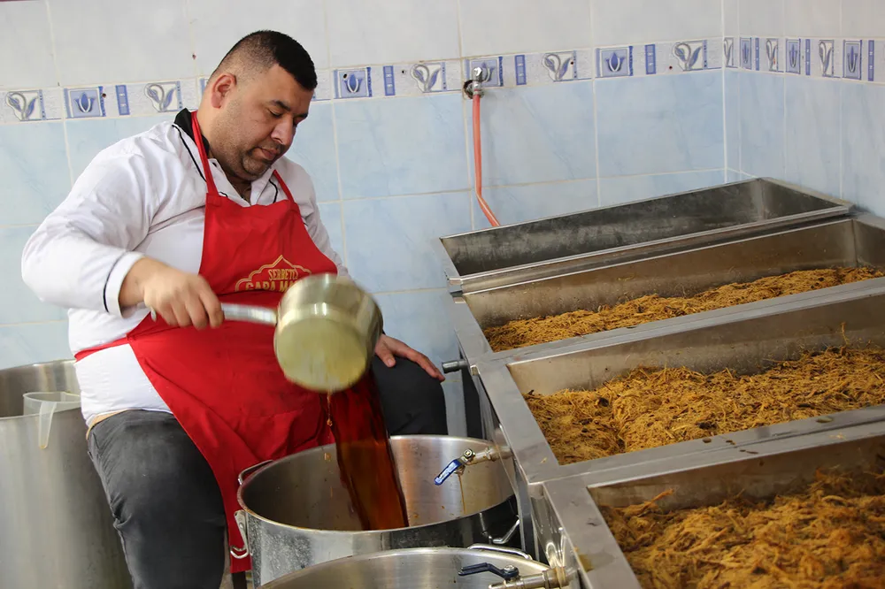 Harçlık kazanmak için başladığı şerbetçilik mesleğini 50 yıldır devam ettiriyor