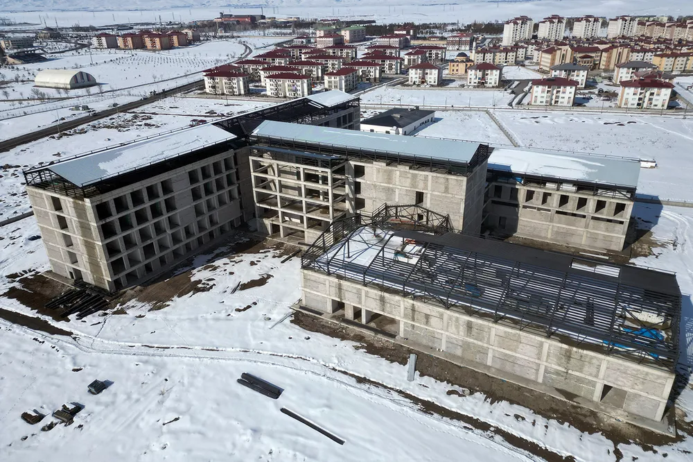 Ağrı'da sismik izolatörlerin kullanıldığı 270 yataklı hastanenin inşası sürüyor
