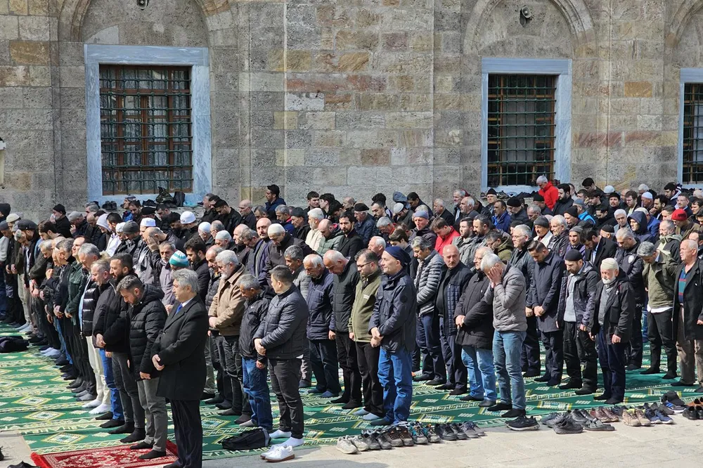Ramazanın son cuması Bursa Ulu Cami doldu taştı