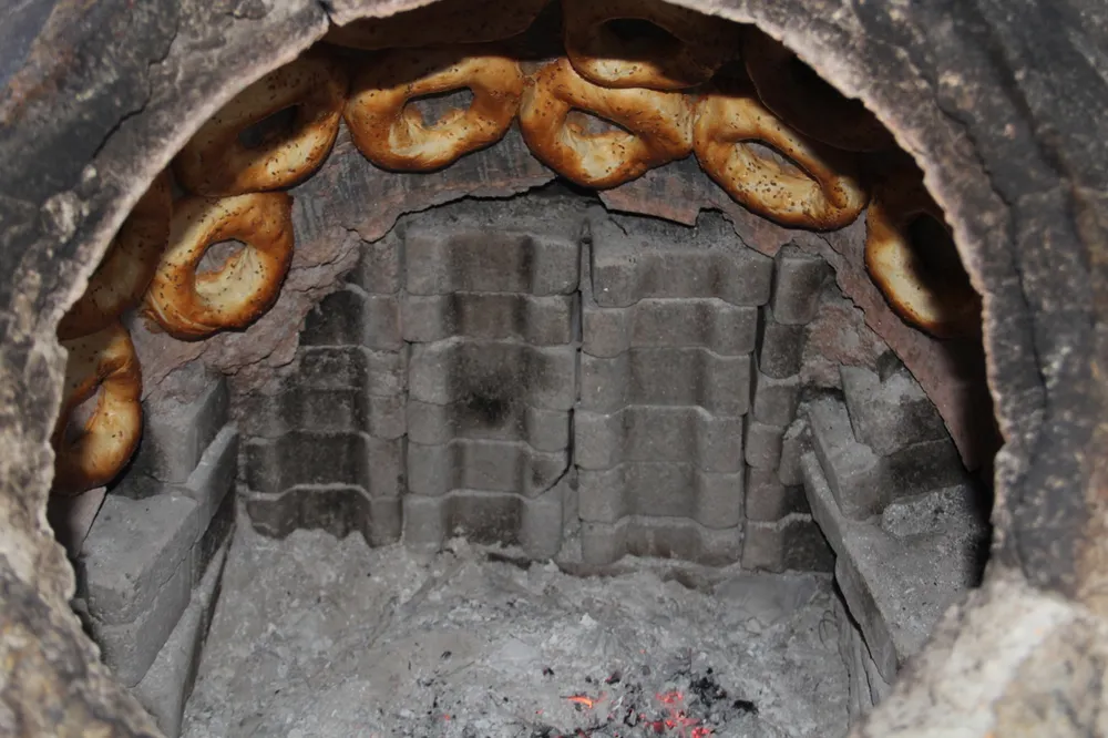 Ramazanda tandır mesaisinde kadınlar hem çalışıyor hem evine destek oluyor