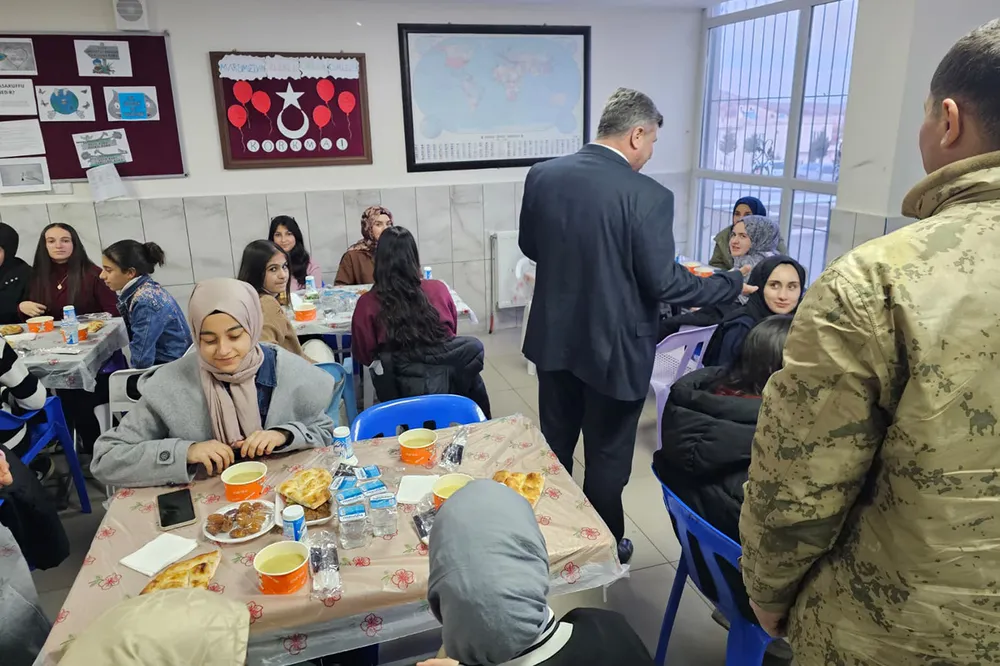 HÜDA PAR'lı Başkan Özhan, öğrencileri iftar sofrasında buluşturdu