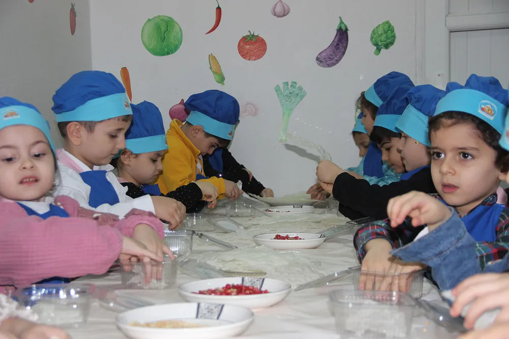 Tekne orucu tutan minikler aileleri için güllaç hazırladı