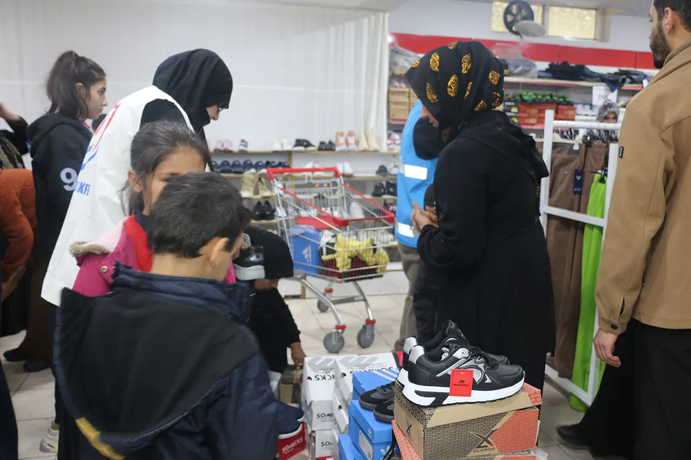 Şanlıurfa’da yetim ve ihtiyaç sahibi çocuklara bayramlık giyim yardımı