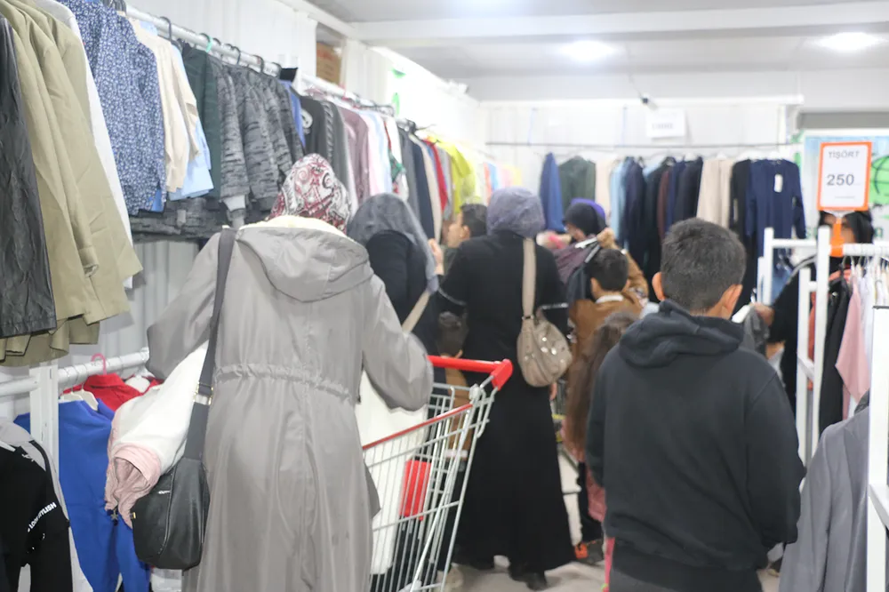 Şanlıurfa’da yetim ve ihtiyaç sahibi çocuklara bayramlık giyim yardımı
