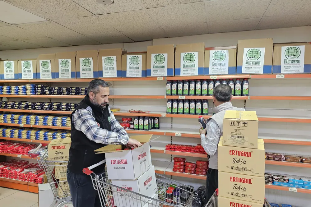 Umut Kervan'ından bayram öncesi ihtiyaç sahiplerine gıda ve kıyafet yardımı