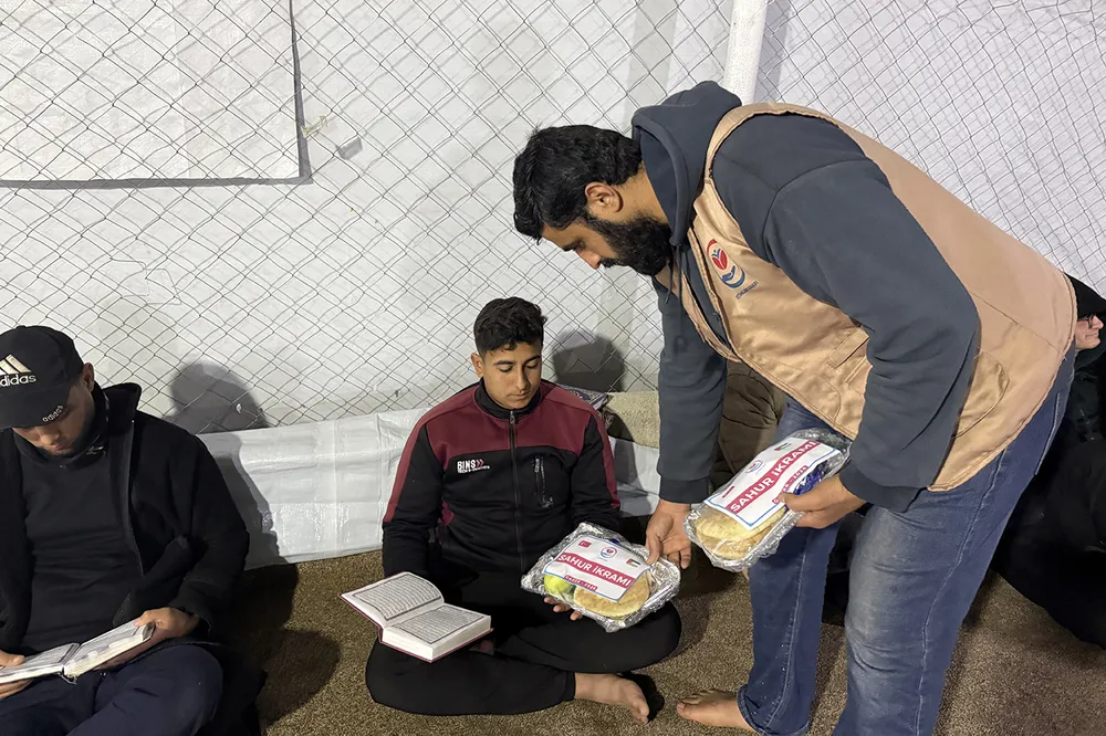 Yetimler Vakfı Gazzeli Müslümanlara sahur ikramında bulundu