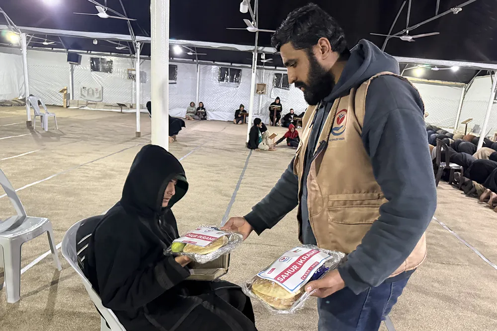 Yetimler Vakfı Gazzeli Müslümanlara sahur ikramında bulundu