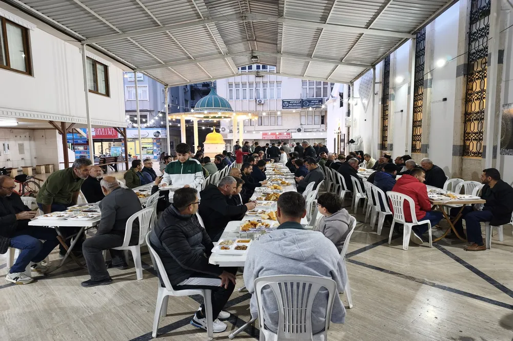 Hatay’da Umut Kervanı’ndan iftar sofrası