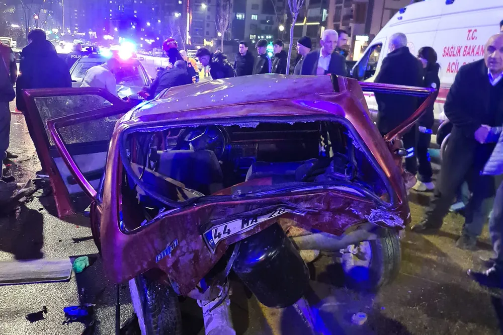 Malatya'da 2 otomobil çarpıştı: 3 yaralı