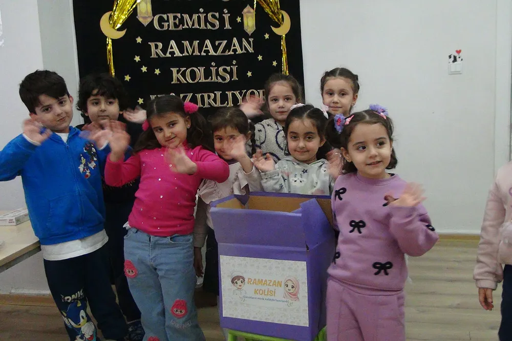 Kuran kursu öğrencilerinden ihtiyaç sahibi ailelere ramazan kolisi