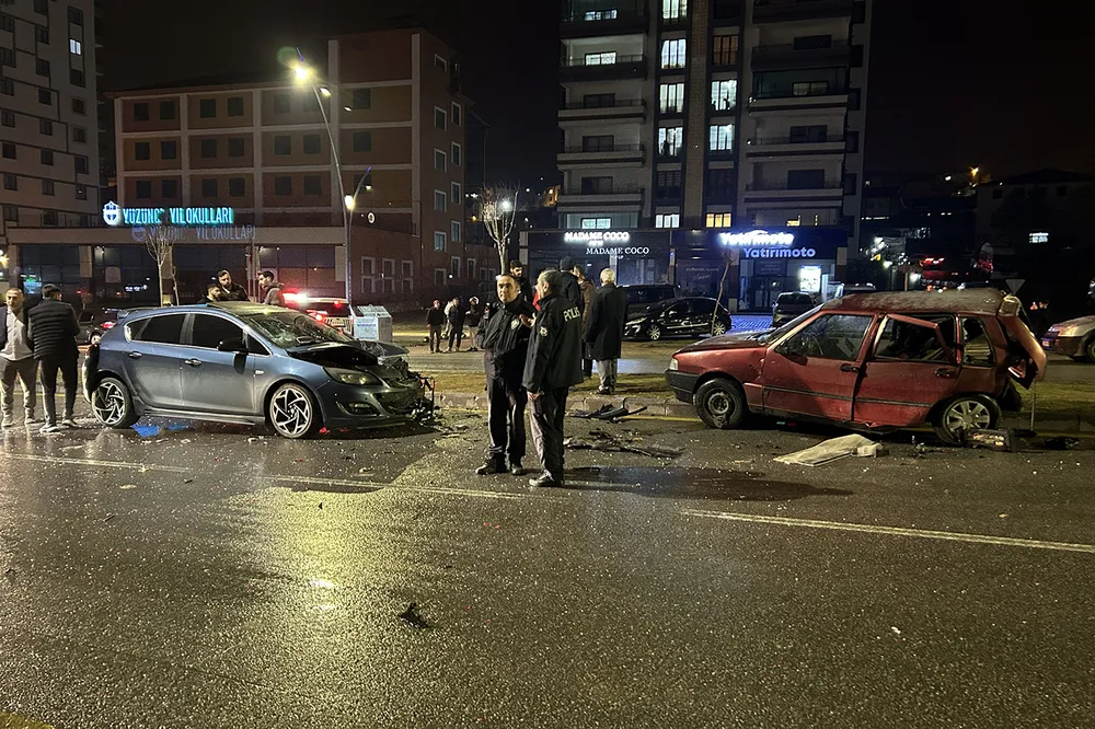 Malatya'da 2 otomobil çarpıştı: 3 yaralı