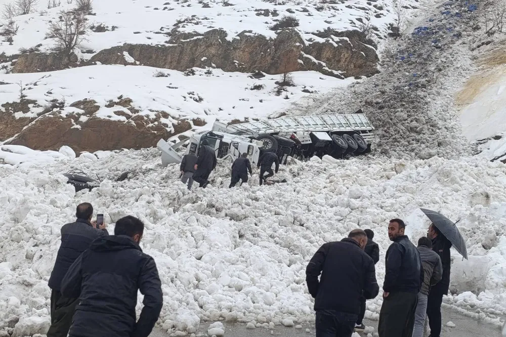 Çığ nedeniyle ulaşım dururken mahsur kalan 40 yolcu kurtarıldı