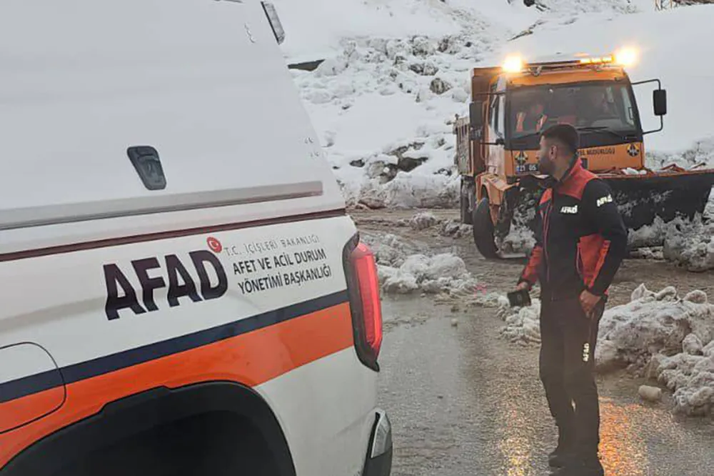 Çığ nedeniyle ulaşım dururken mahsur kalan 40 yolcu kurtarıldı