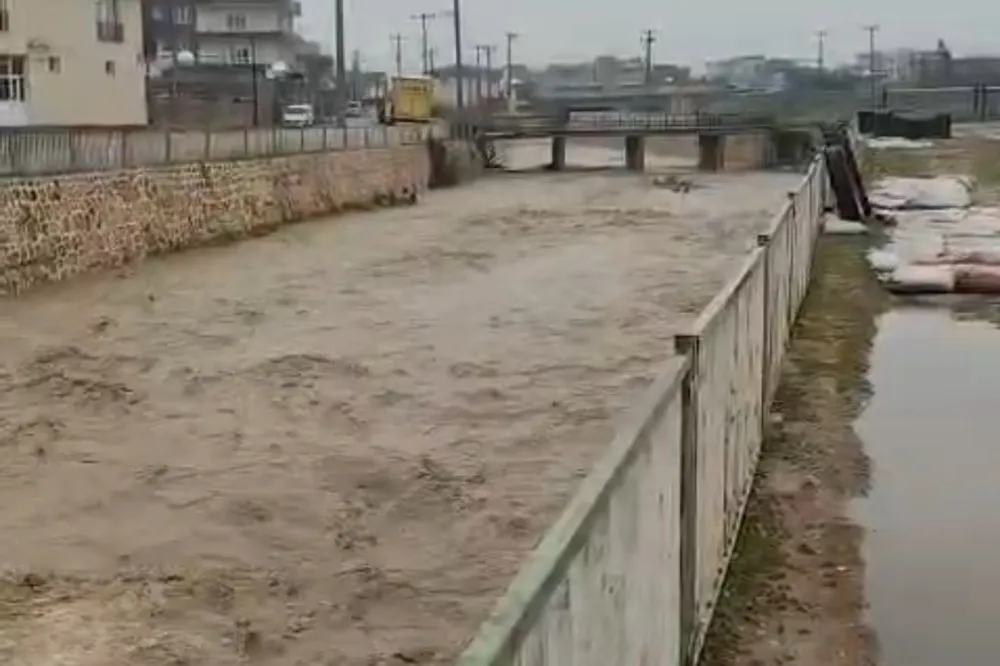Mardin’de sağanak etkisini sürdürüyor: Dereler taştı, yollar göle döndü