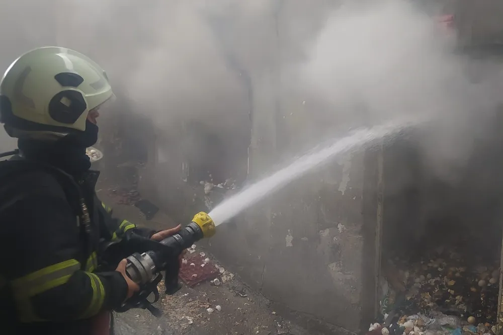 Batman'da metruk evde çıkan yangın paniğe neden oldu