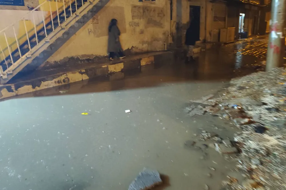 Diyarbakır’da sağanak yağış: Cadde ve sokaklar göle döndü