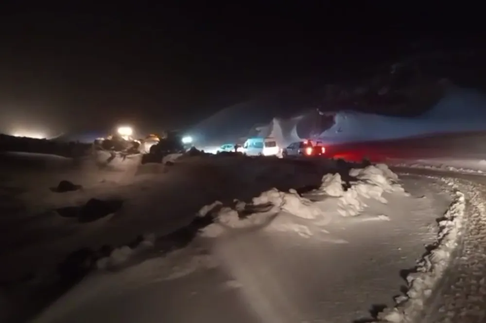 Siirt’in Pervari ilçesinde karda mahsur kalan 78 kişi kurtarıldı