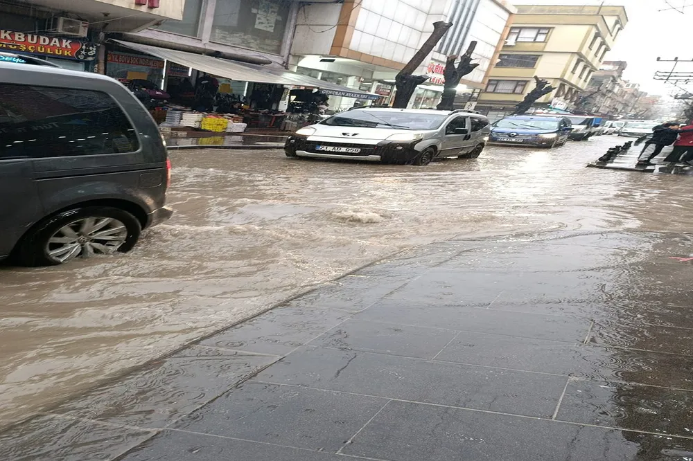 Gaziantep’te sağanak sele neden oldu
