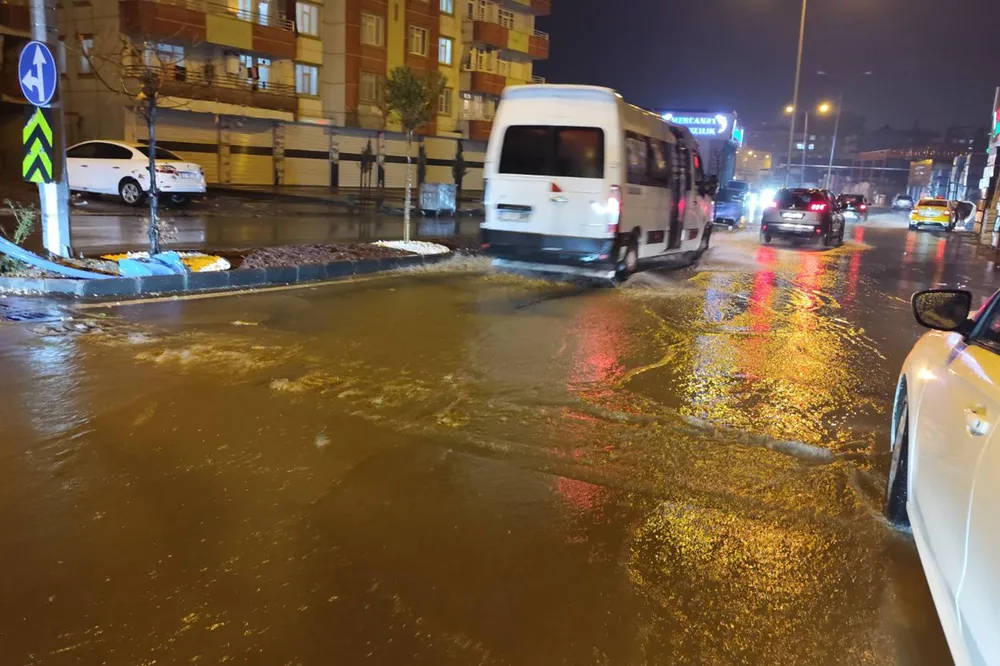 Diyarbakır’da sağanak yağış: Cadde ve sokaklar göle döndü