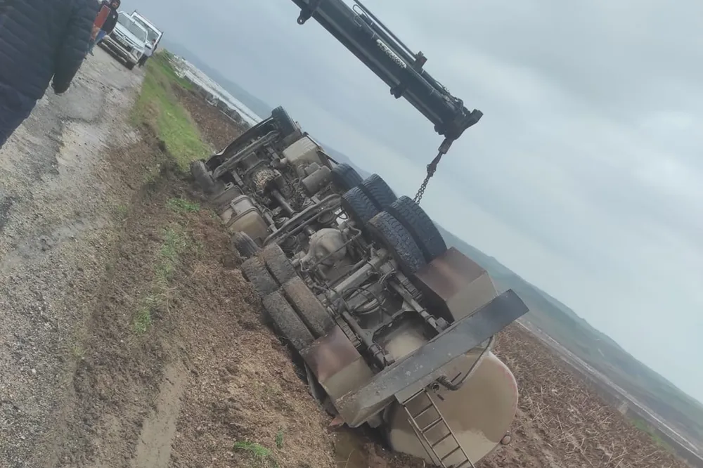 Batman’da içme suyu tankeri devrildi