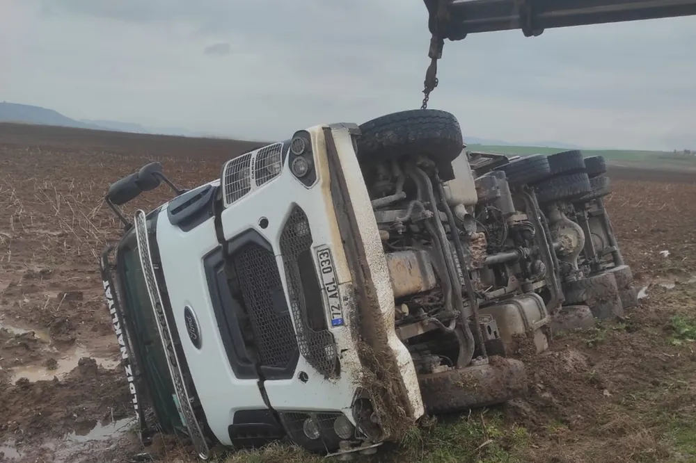 Batman’da içme suyu tankeri devrildi