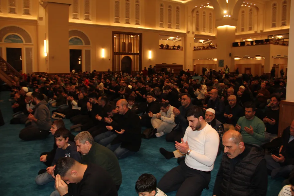 Batman'da Kadir Gecesi ibadet ve duayla idrak edildi