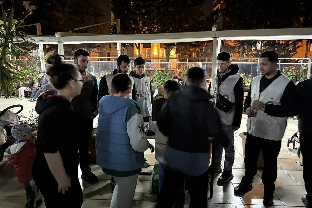 HÜDA PAR İzmir Hür Gençlik Kolları’ndan Kadir Gecesi’nde camilerde ikram