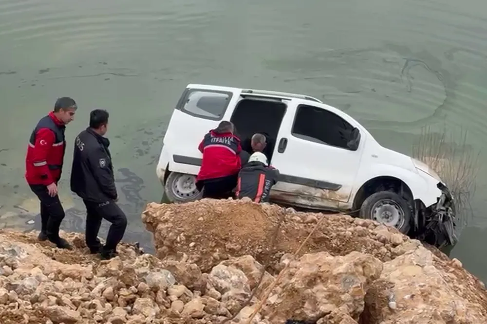 Gölete doğru yuvarlanan otomobil, kaya parçasına takılarak durdu