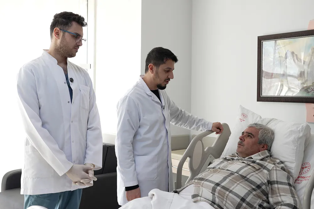 Böbrek bezi üstünde bulunan 20 santimetrelik dev kitle kapalı yöntemle çıkarıldı