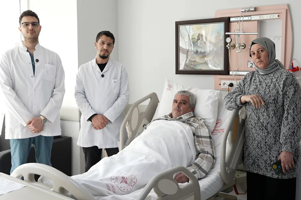 Böbrek bezi üstünde bulunan 20 santimetrelik dev kitle kapalı yöntemle çıkarıldı