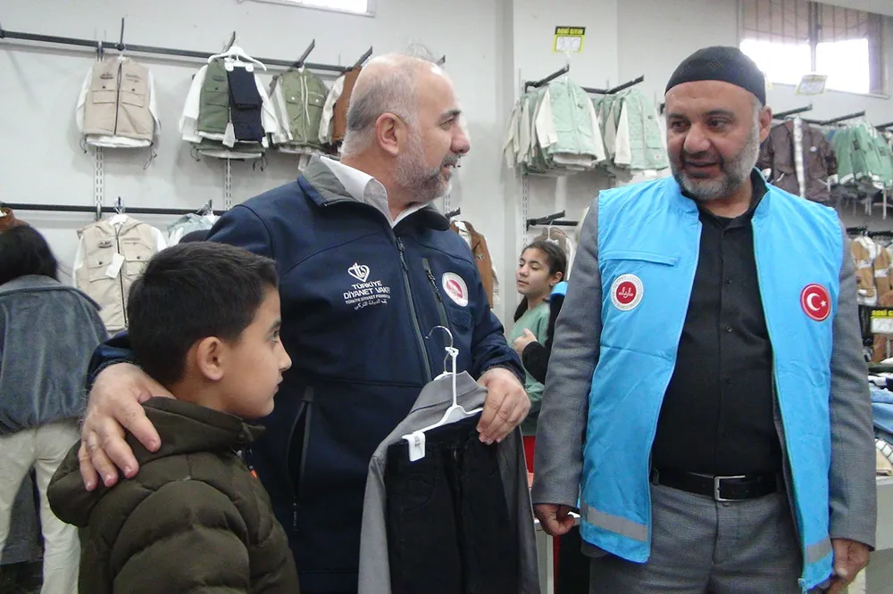 Cizre'de bin yetime bayramlık elbise yardımı yapıldı