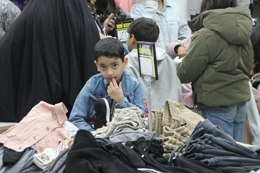 Cizre'de bin yetime bayramlık elbise yardımı yapıldı